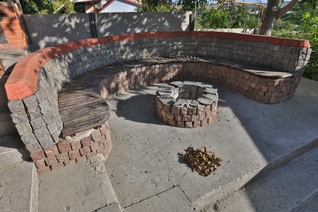 Коттедж Добротный кирпичный дом со своим двором в усадьбе Можжевеловый дворик — Айвовое