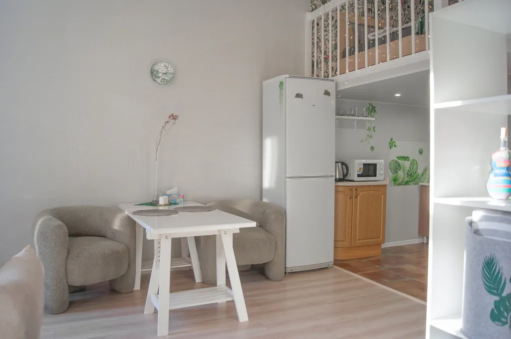 Двухуровневая студия с высокими потолками