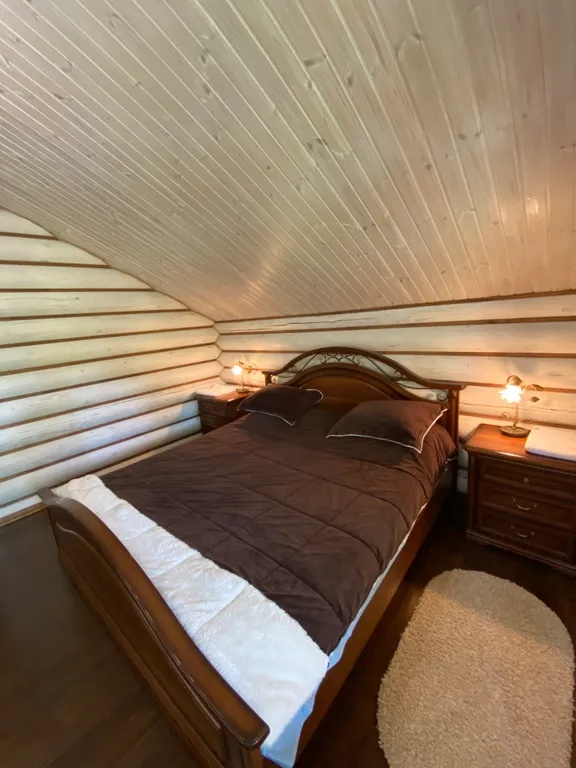 Уютный дом с камином в центре