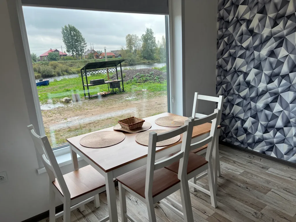 Уютный домик на берегу реки