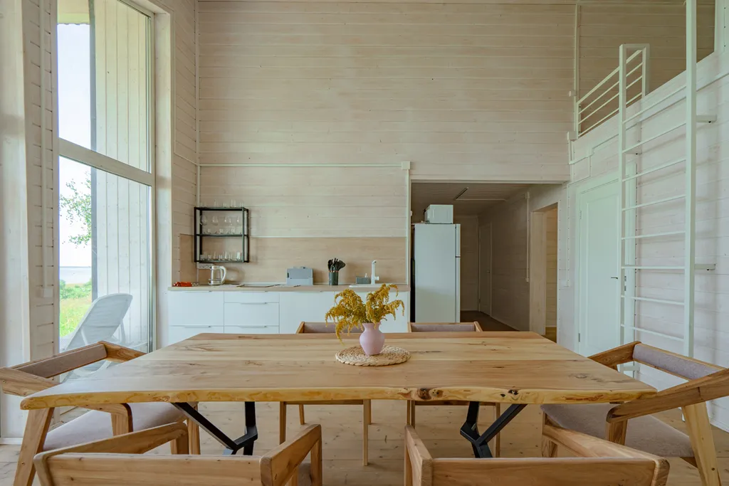 Дом с панорамным видом на озеро, большой