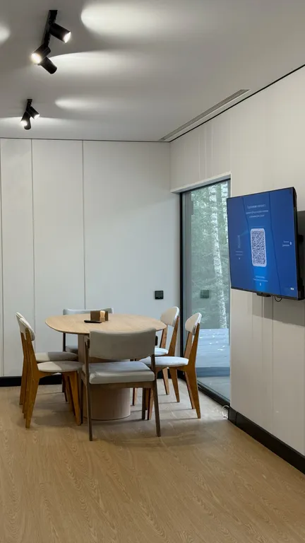 Панорамный дом в окружении леса с сауной