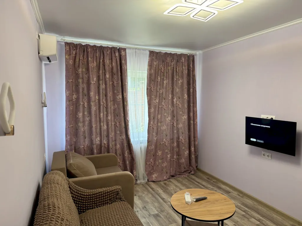 Четырёхкомнатный дом с двориком и мангалом – центр