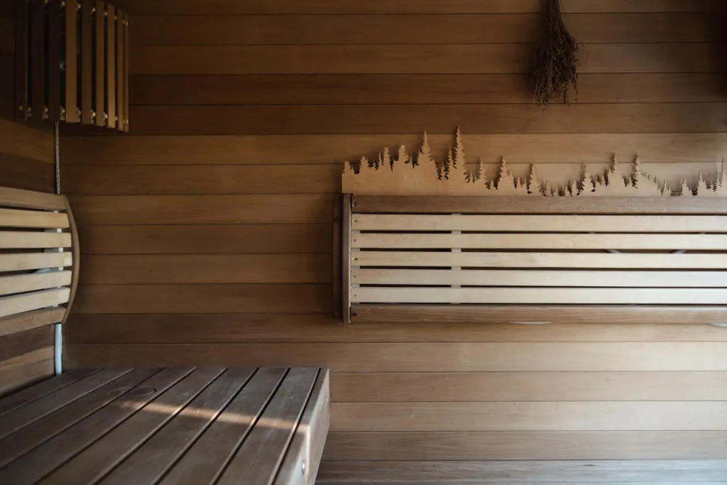 Дом с теплым бассейном на озере