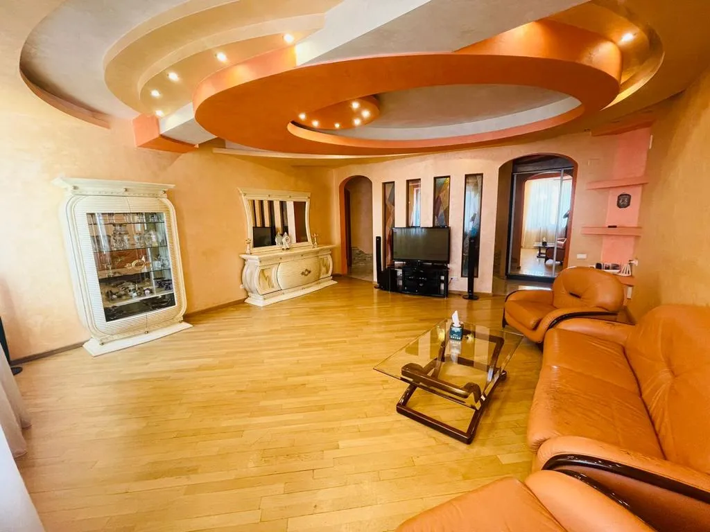 Трехкомнатная шикарная квартира в центре