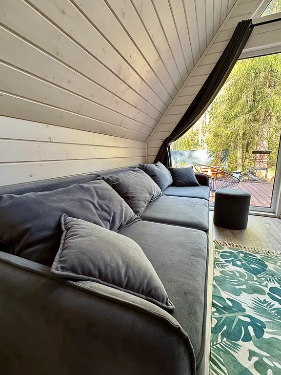 Дом A-frame с баней и джакузи под открытым небом в сосновом лесу