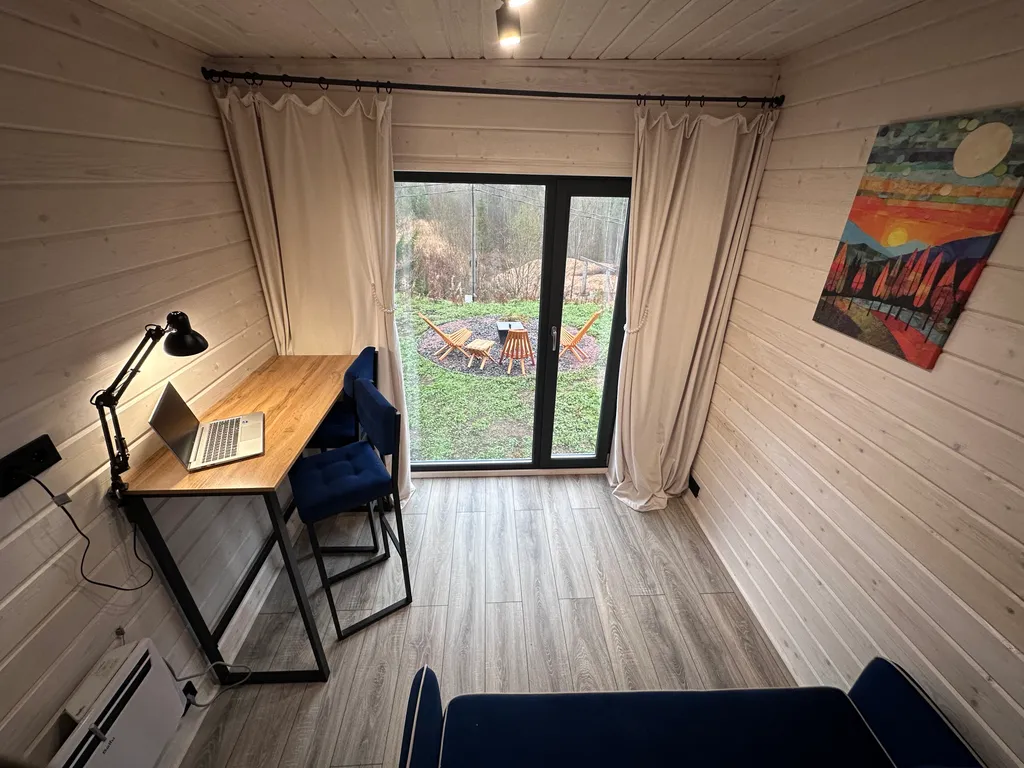 Коттедж Уютный современный дом в сосновом лесу у озера — Запорожское