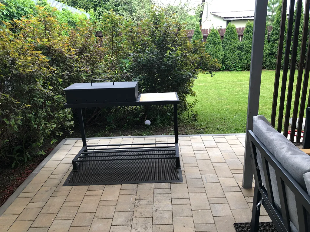 Таун-хаус в современном районе частной застройки