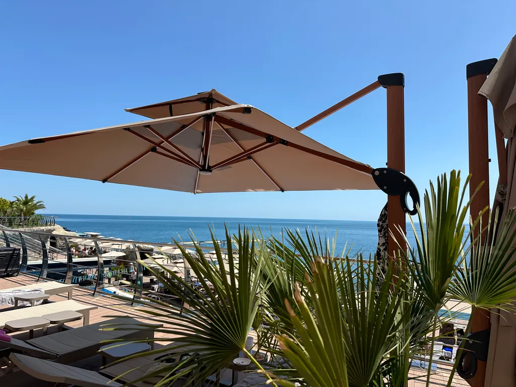 Гранатовый. На большую семью, вид на лес