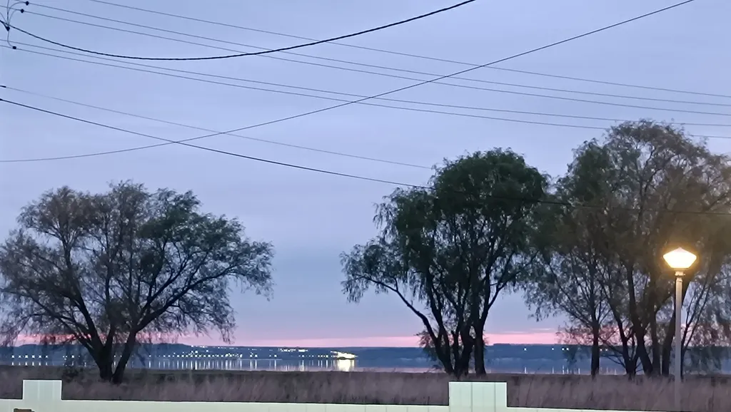 Дом с баней и панорамными окнами на первой линии