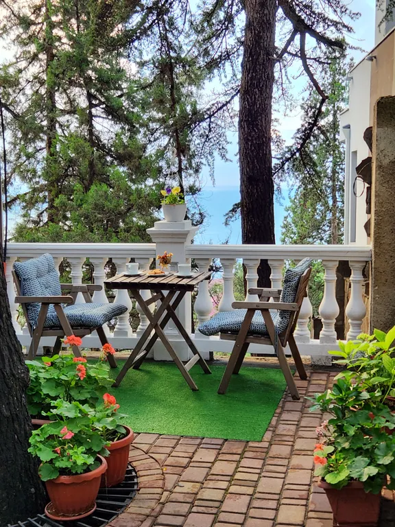 Апартаменты с террасой в тени вековых кедров с видом на море