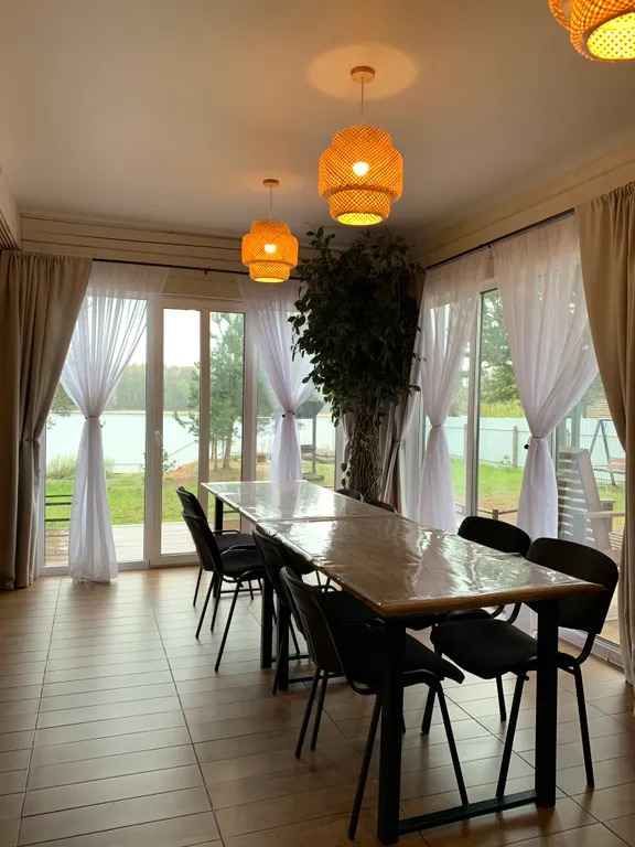 Уютный дом на самом берегу реки