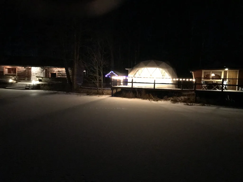 Чудесное место у озера с камином и русской баней