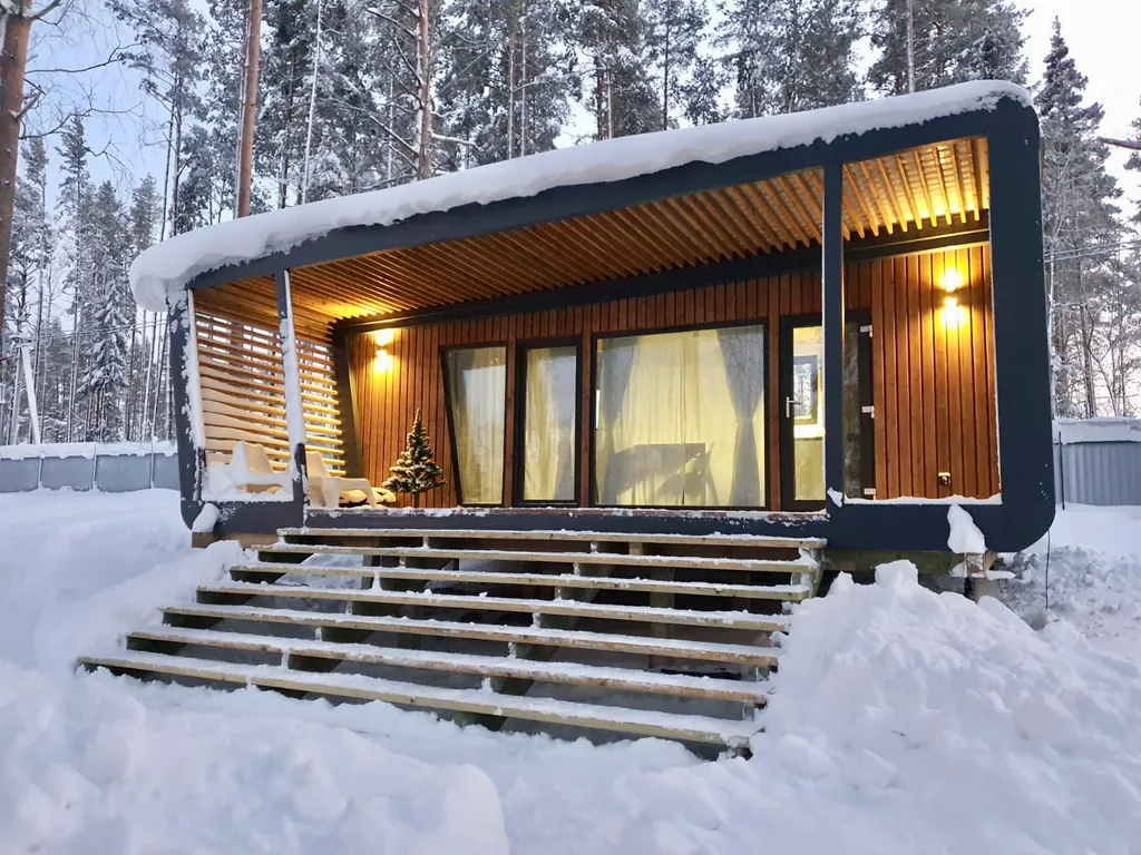 Атмосферный домик рядом с озером и лесом