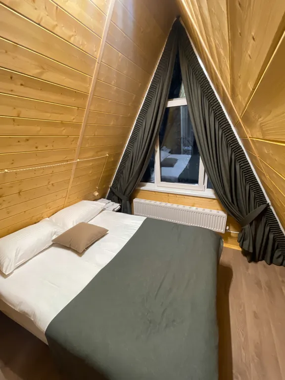 Двухэтажный A-frame домик у реки Гарабаши с видом на горы