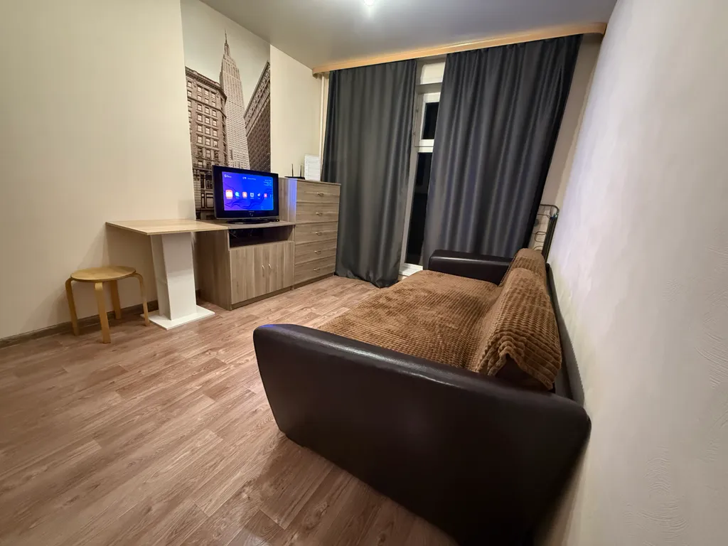 Студия - диван, стиралка холодильник, микроволновка