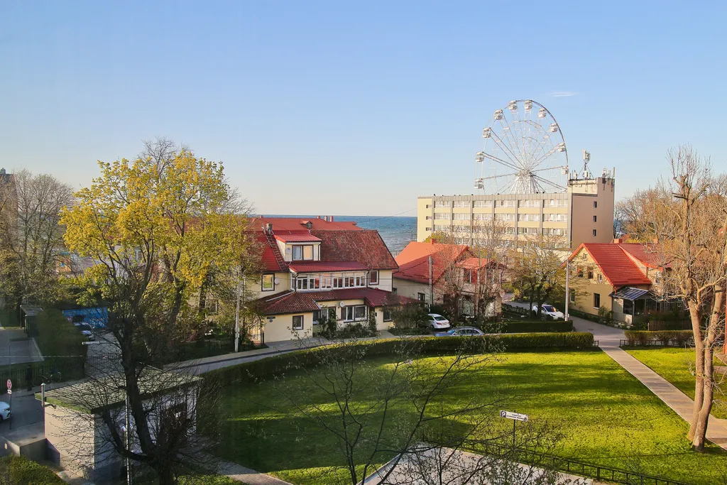 Апартамент с видом на колесо обозрения и море