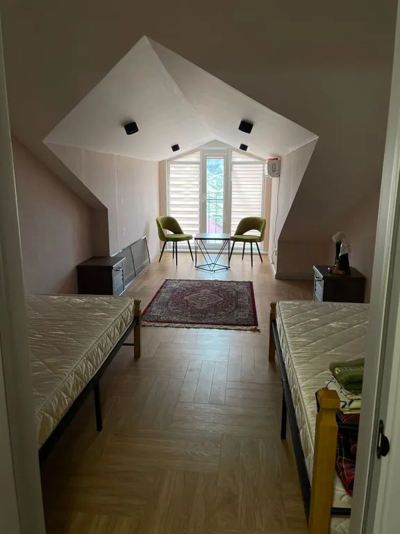 Отдельный этаж, со своим отдельным входом с улицы