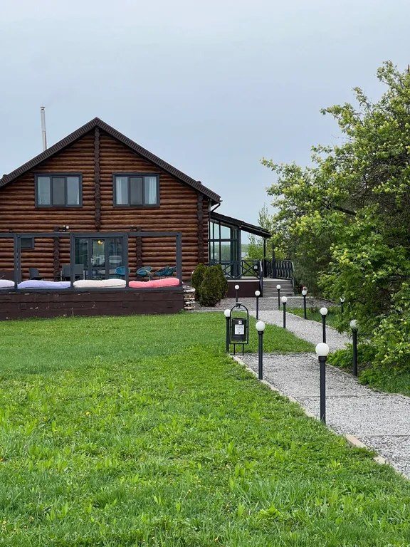 Большой дом с баней, бассейном и видом на озеро