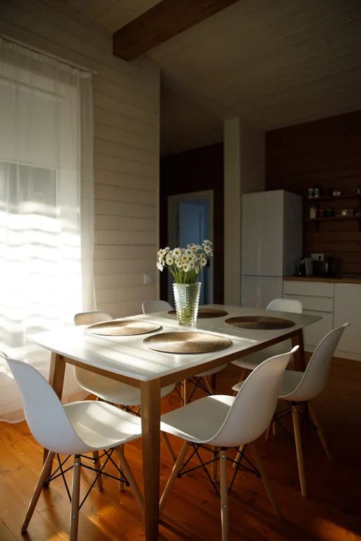 Дом с сауной и горячим чаном на участке с соснами