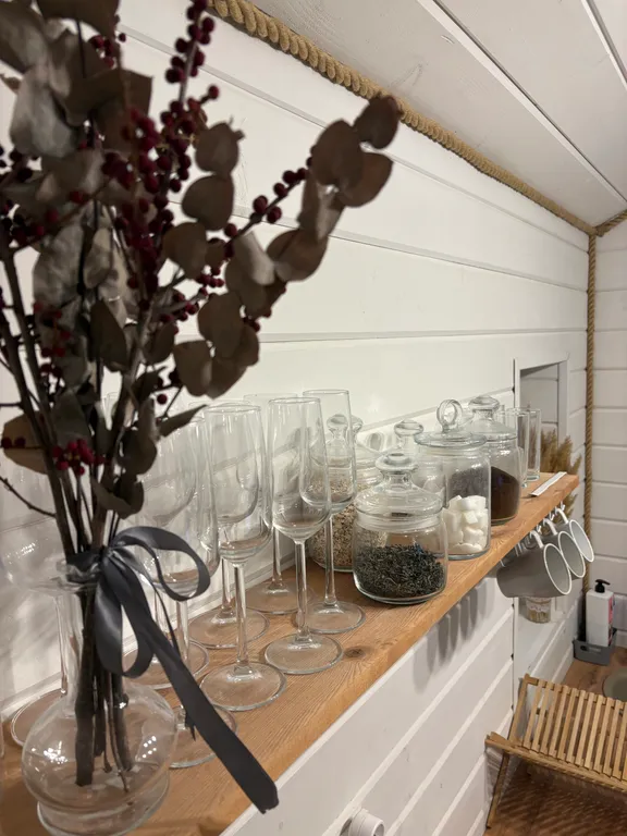 Уютный домик у лесного озера