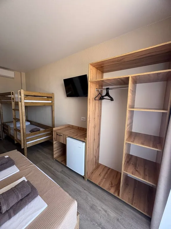 Четырёхместный номер комфорт в 100 метрах от моря