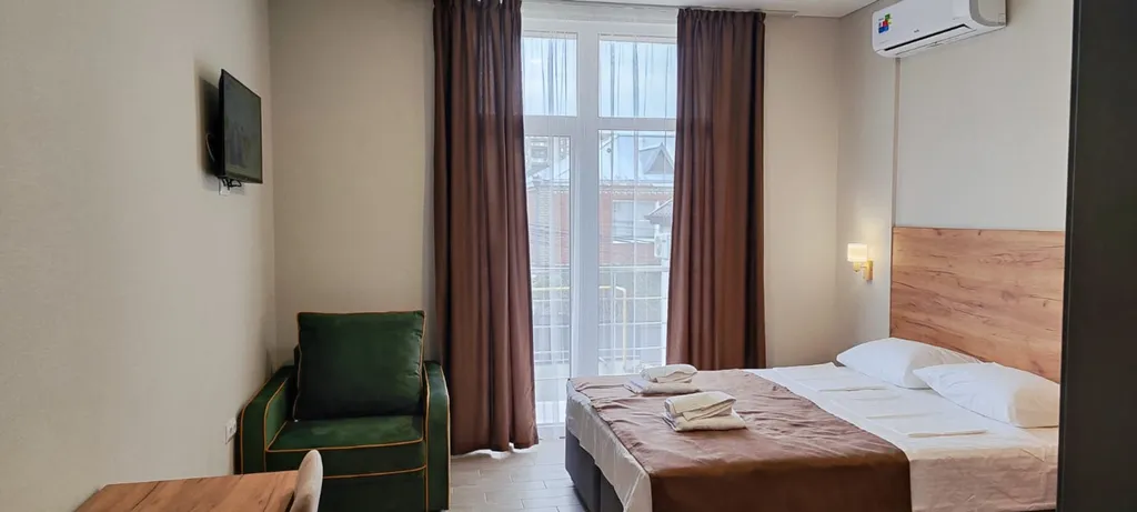 Трехместный номер с балконом с видом на улицу