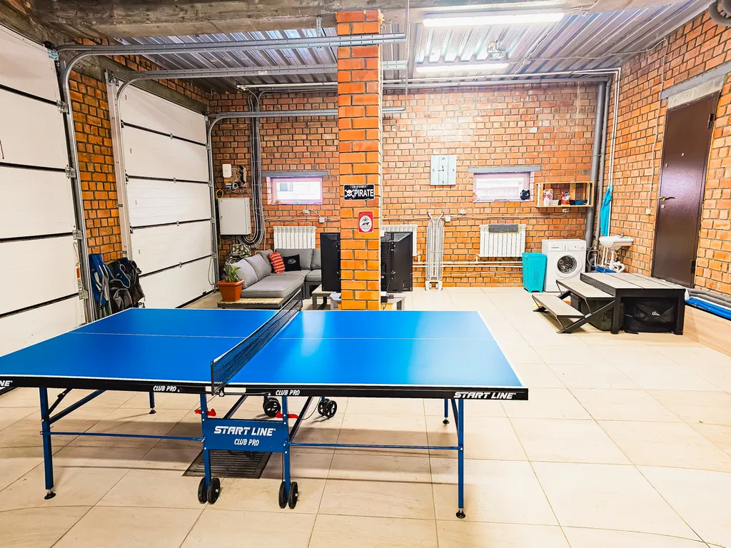 Просторный дом с баней и настольным теннисом в городе