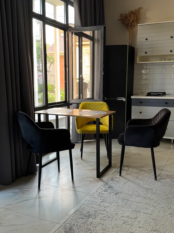 Дом рядом с лесом, с большой кухней и огромной парковой