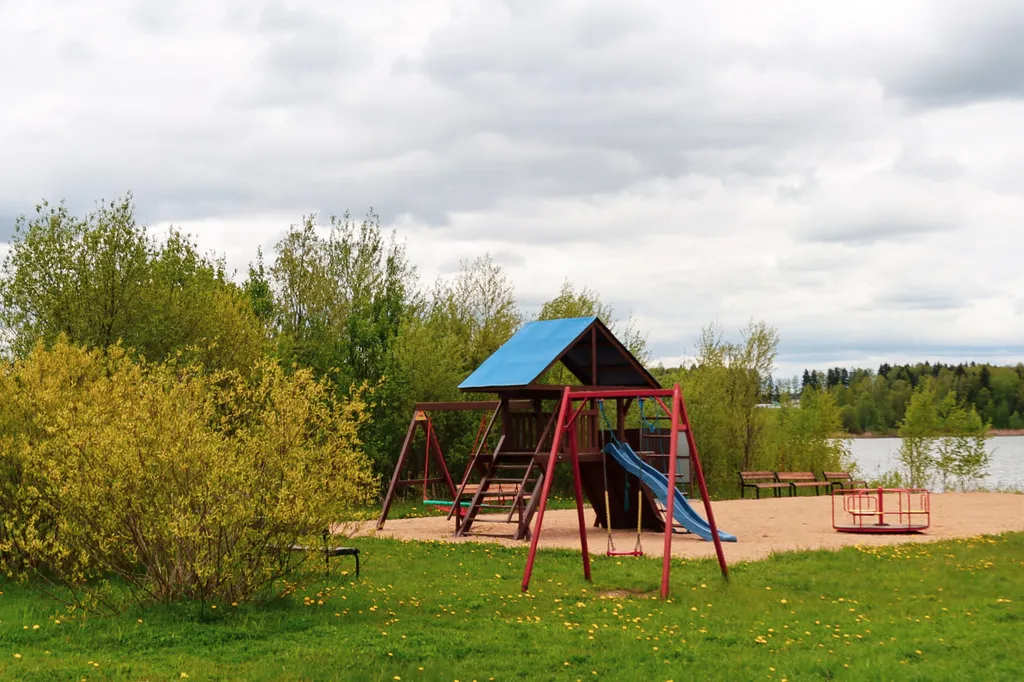 Белый дом на берегу водохранилища