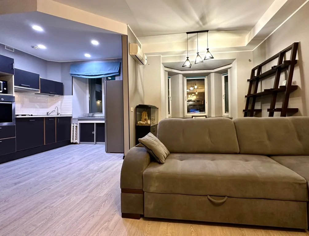 Двухкомнатная студия. Идеальная локация. Парковка во дворе.