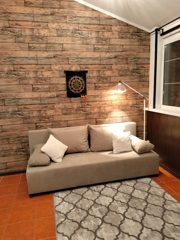 Уютный коттедж с дровяным камином, в окружении лесного массива