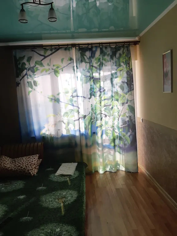 Двух комнатный номер с двумя двух спальными кроватями с видом на город