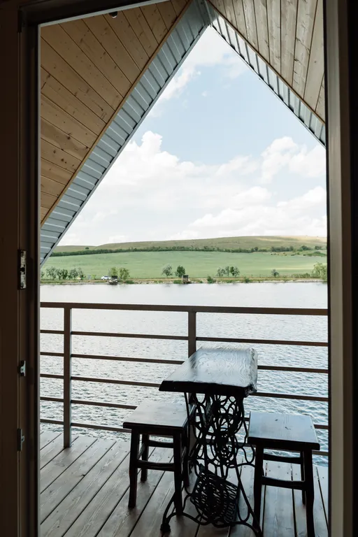 Двухэтажный сруб на берегу озера