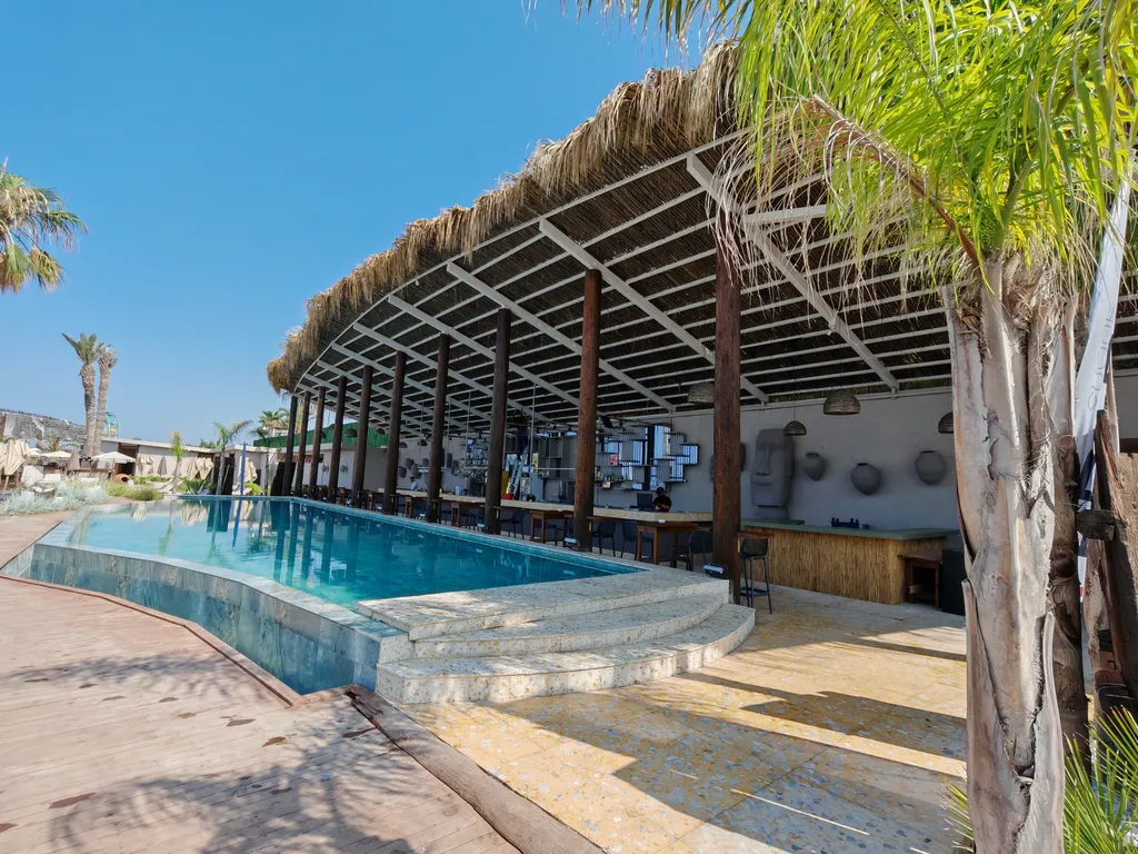 Квартира в Azura World c видом на бассейн и аквапарком