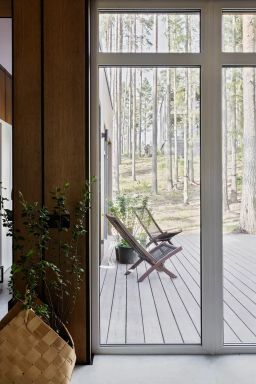 Дом в современном русском стиле в сосновом лесу