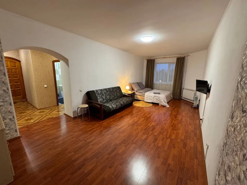 Просторная однокомнатная квартира с высокими потолками — аренда посуточно в Уфа