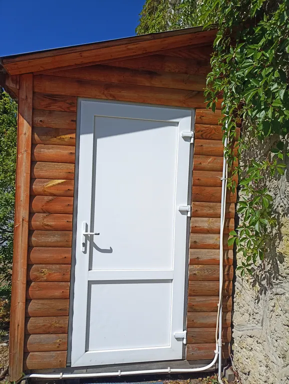 Трёхместный номер на берегу моря у подножия вулкана Кара-Даг