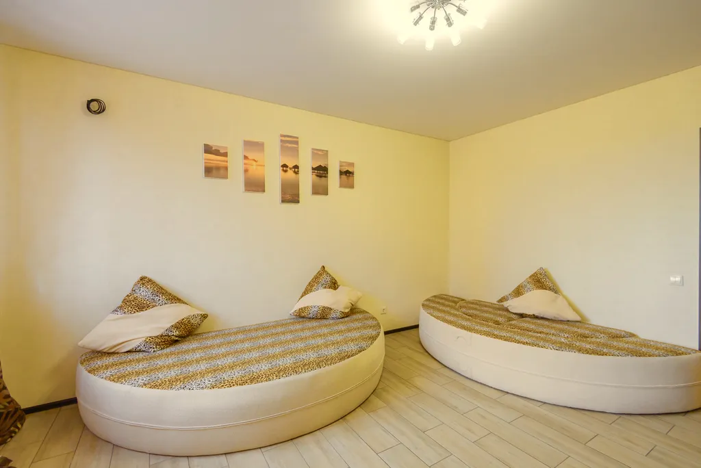 Новая квартира с большой круглой кроватью