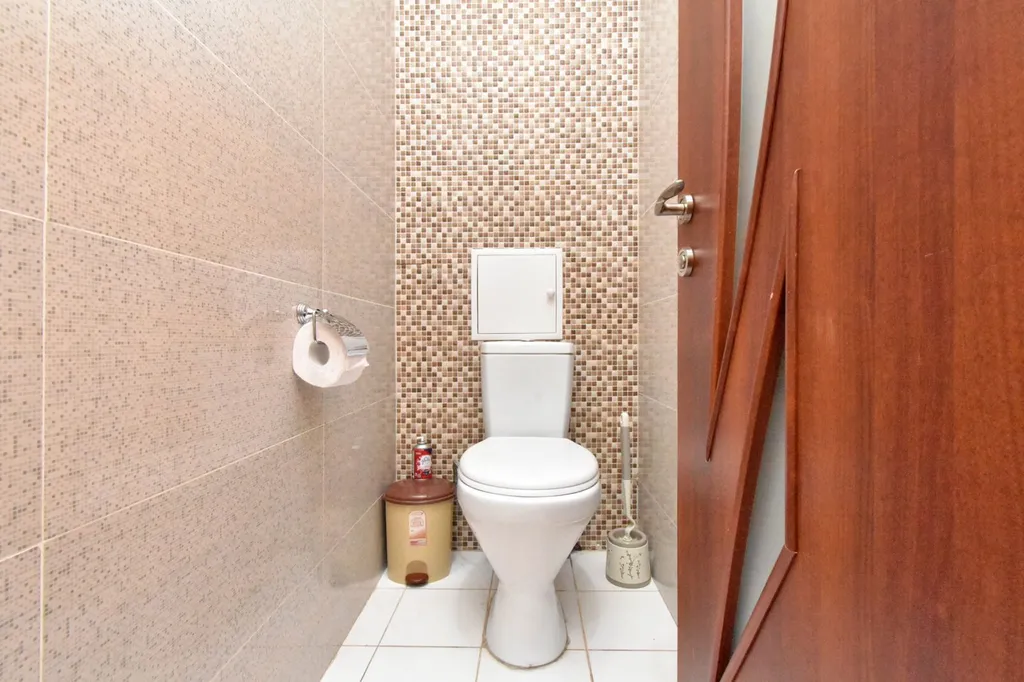 Двухкомнатная светлая квартира с высокими потолками в центре города