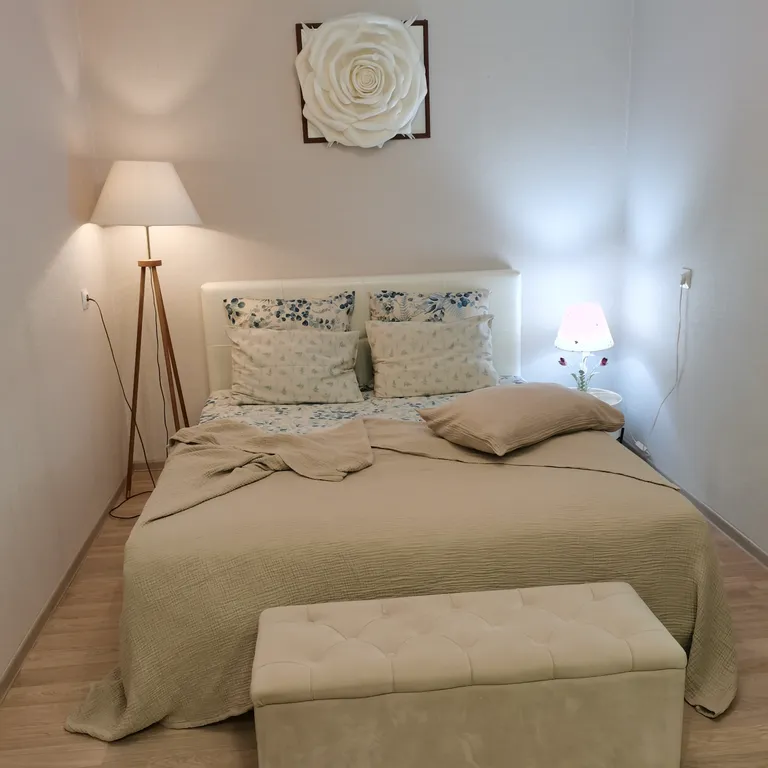 Центр города, уютная квартира в новом доме, лифт, парковочное место.