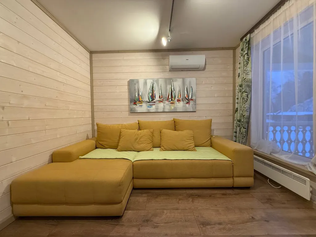 Коттедж с видом на пруд и парк