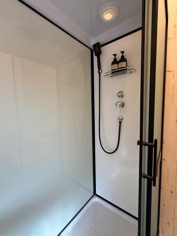 Гостевой домик от Mountain House с бассейном на первой линии