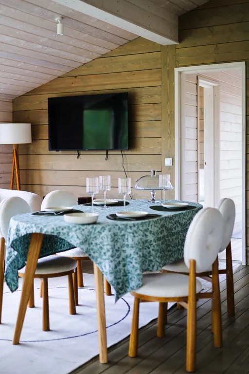 Белый дом на берегу водохранилища