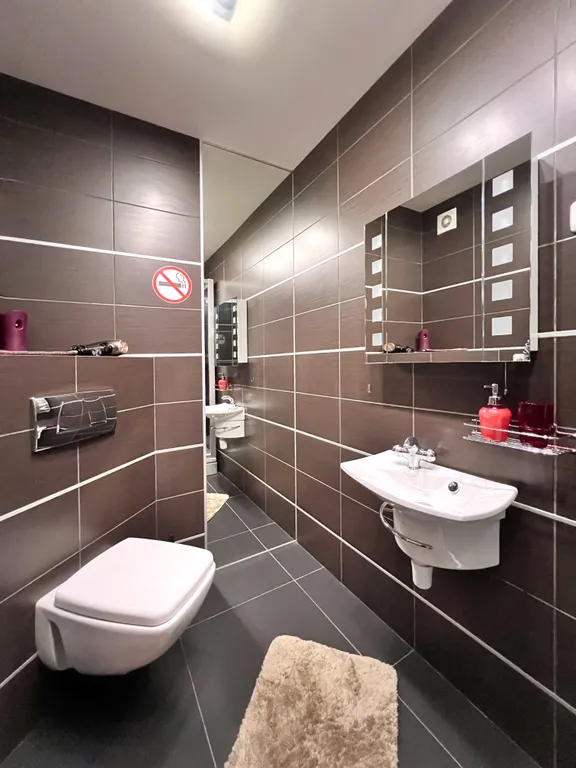 Стильная двухкомнатная квартира с разделенными комнатами в районе ГГМ