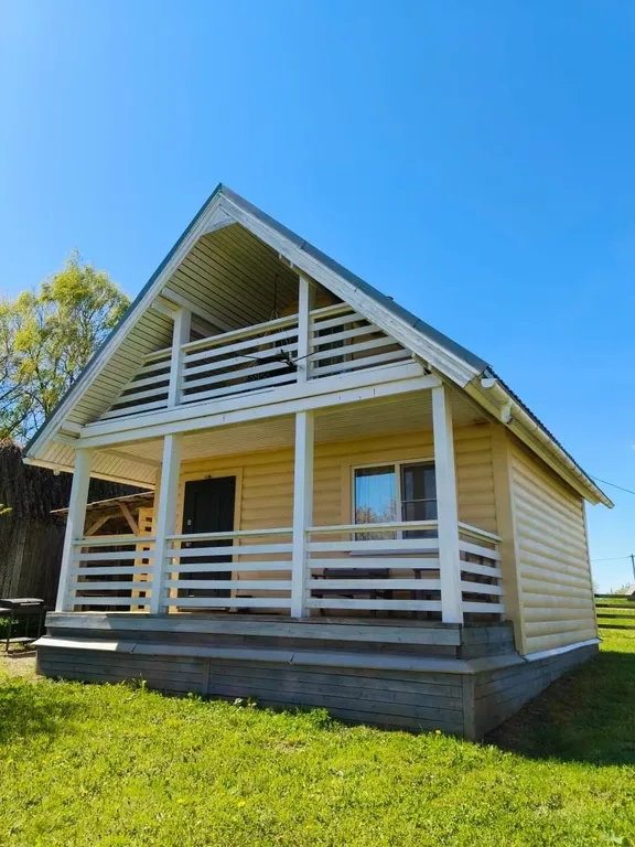 Дом в тихой деревне у озера