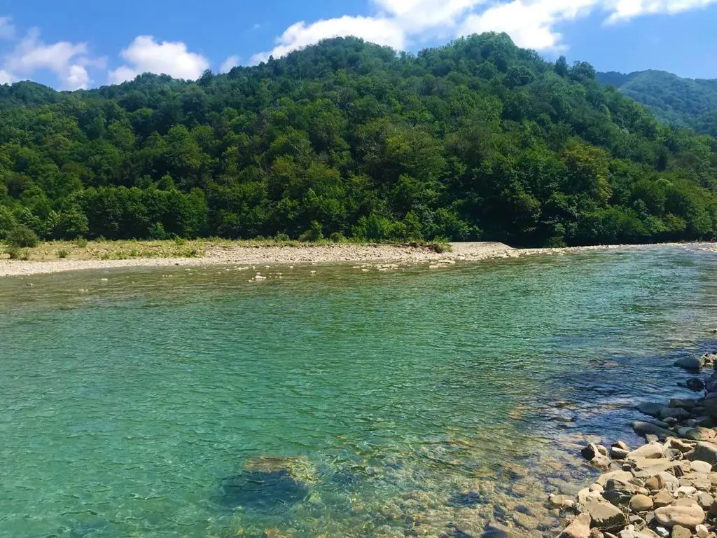 Дом в горах с видом на реку