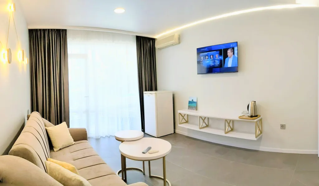 Современный семейный номер с видом на море