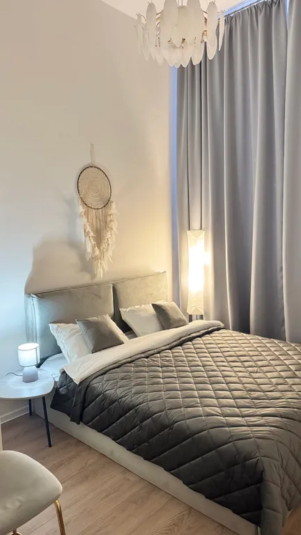 Евродвушка с высокими потолками и большими окнами, 2 кровати