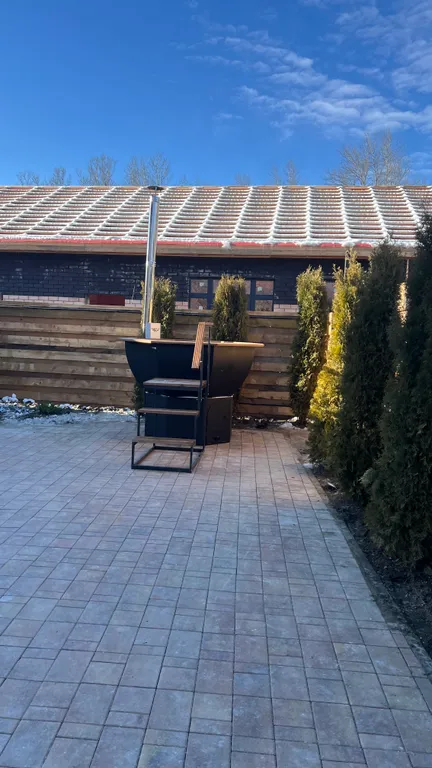 Вилла с бассейном на берегу реки